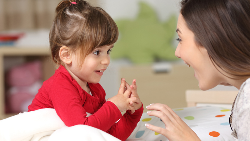 Giao tiếp cùng con mỗi ngày là cách cơ bản nhất để bé có thể học giao tiếp tiếng Anh tại nhà.
