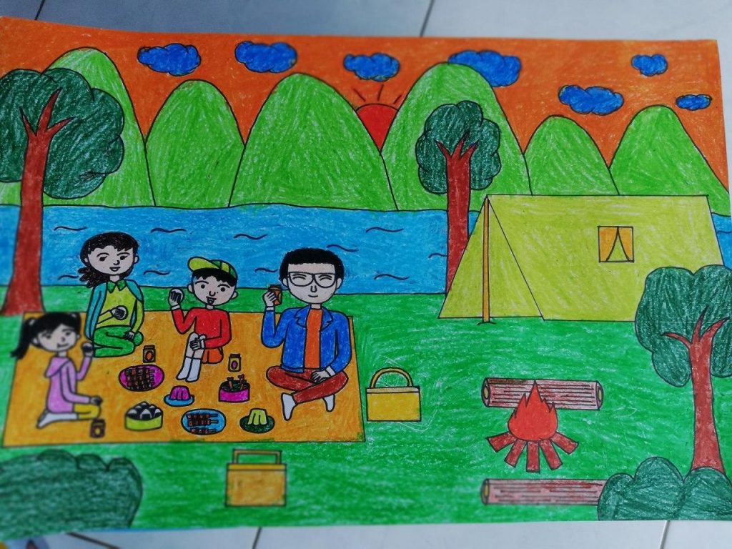 Cô giáo yêu cầu về nhà vẽ tranh tự do học sinh tiểu học vẽ 1 bức ảnh gia  đình mà lộ BÍ MẬT