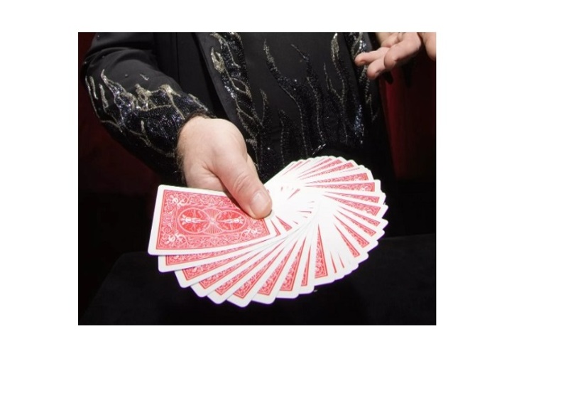 những trò ảo thuật bằng tay với lá bài