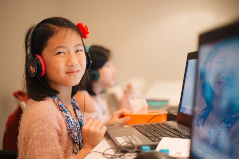 bảo vệ tai mắt khi bé học online
