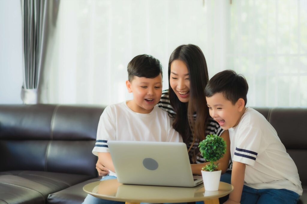 có nên cho con học online