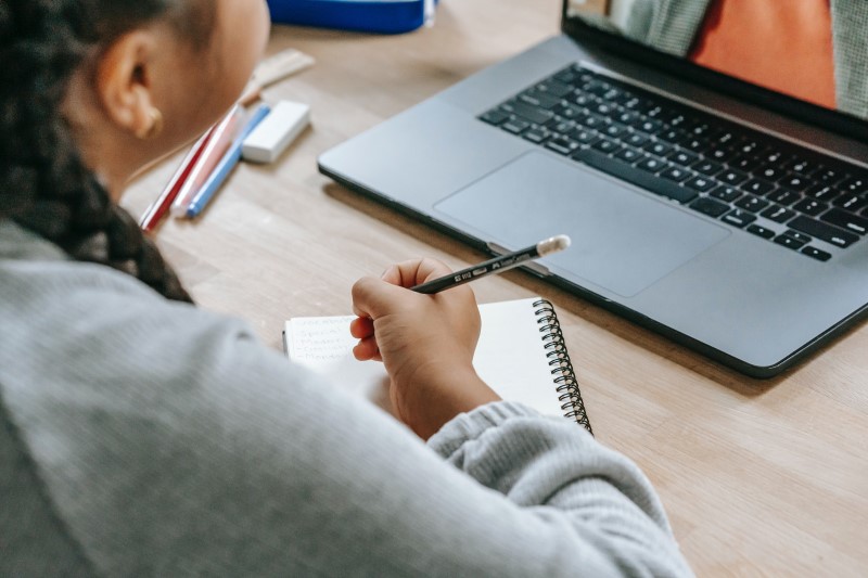 lợi ích khi bé học online