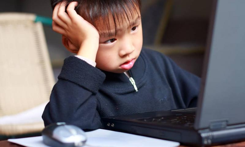 trẻ mẫu giáo học online