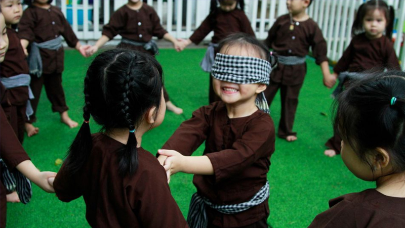 Bịt Mắt Bắt Dê phù hợp với mọi lứa tuổi, đặc biệt là trẻ em và thường xuyên xuất hiện ở các dịp hội làng.