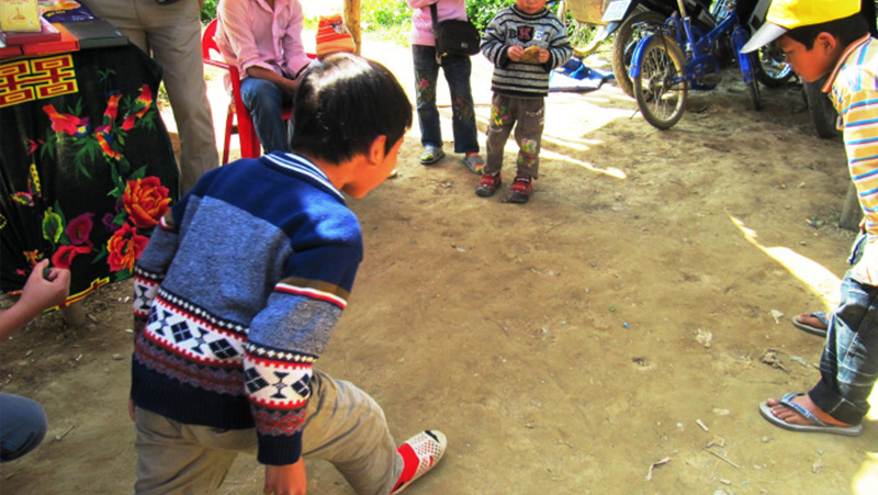 Đánh Đáo là trò chơi dân gian ngày Tết gắn liền với tuổi thơ của nhiều người, nhất là đối với những đứa trẻ sinh ra và lớn lên ở vùng quê.