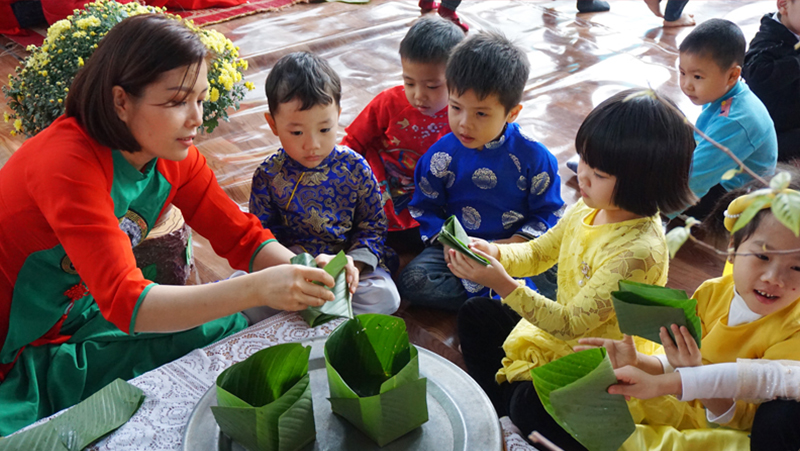 Kể cho bé nghe ý nghĩa các món ăn truyền thống Tết sẽ giúp trẻ hiểu ý nghĩa của ngày Tết cũng như truyền thống văn hóa của dân tộc.