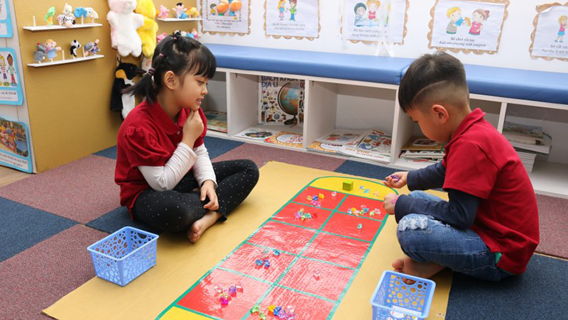 Ô Ăn Quan là trò chơi dân gian ngày Tết từng phổ biến khắp ba miền Bắc, Trung, Nam nhưng những năm gần đây chỉ còn khá ít trẻ em chơi trò chơi này.