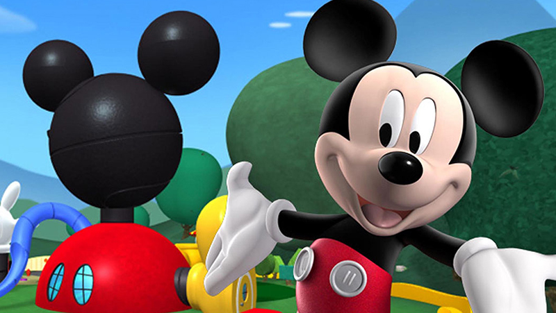 Nhân vật Mickey với đôi tai to tròn, khuôn mặt ngộ nghĩnh quen thuộc với trẻ em