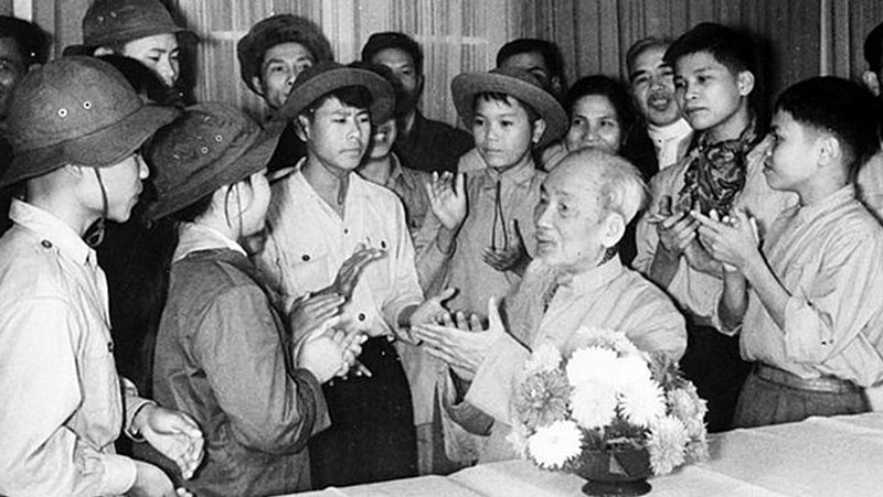 Câu chuyện Bác Hồ Thăm Vườn Hoa Nghìn Việc Tốt