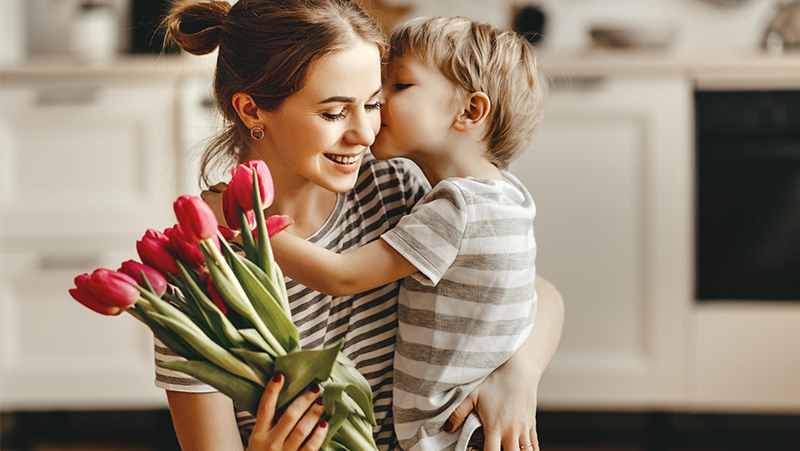 Dành cho mẹ những đóa hoa tươi thắm nhất nhân Ngày của Mẹ.