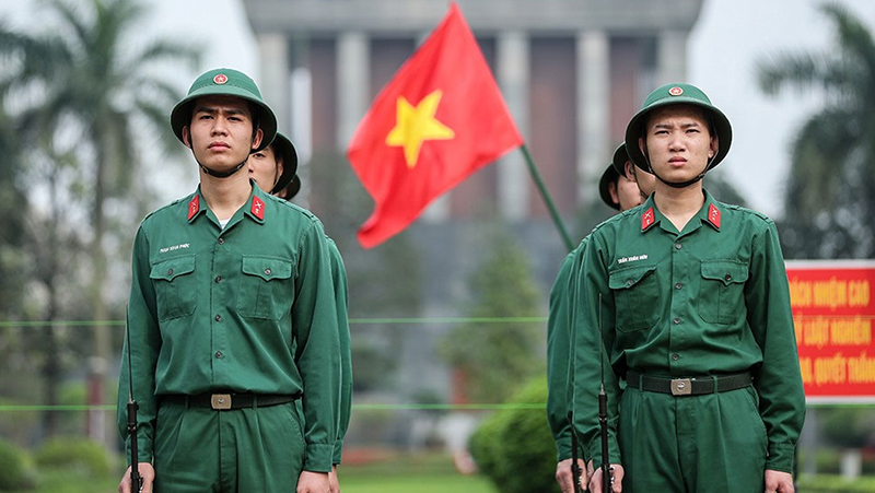Quân phục của chú bộ đội màu xanh lá với chiếc mũ gắn biểu tượng sao năm cánh