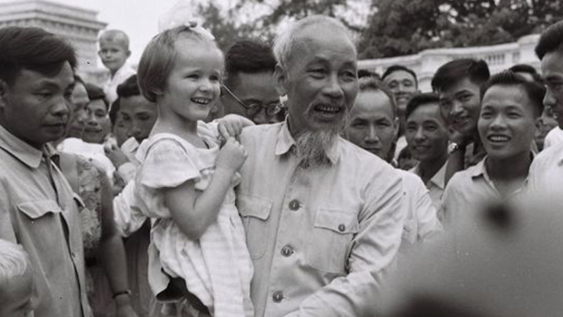 Hình ảnh Bác Hồ với thiếu nhi
