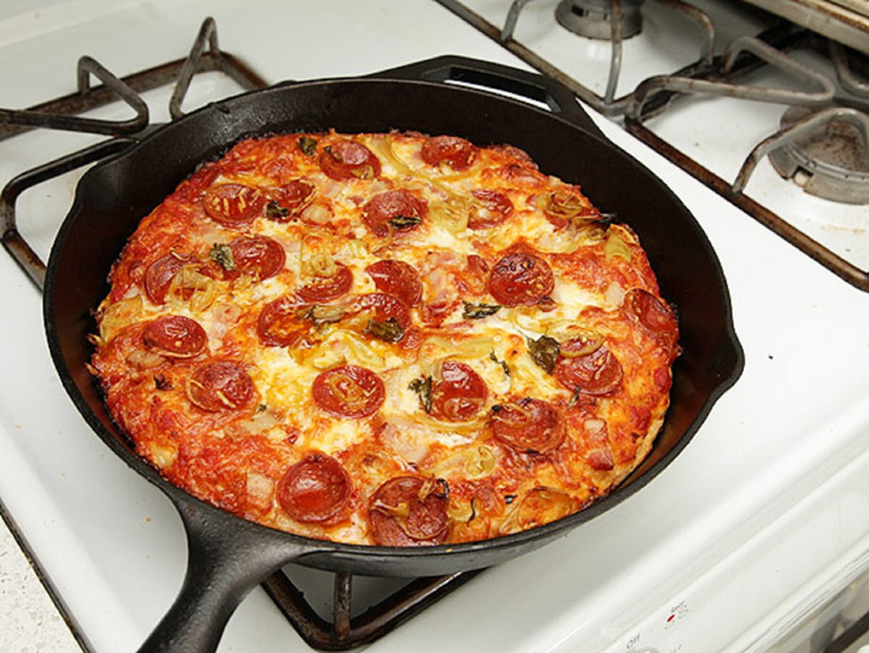 làm bánh pizza bằng chảo chống dính
