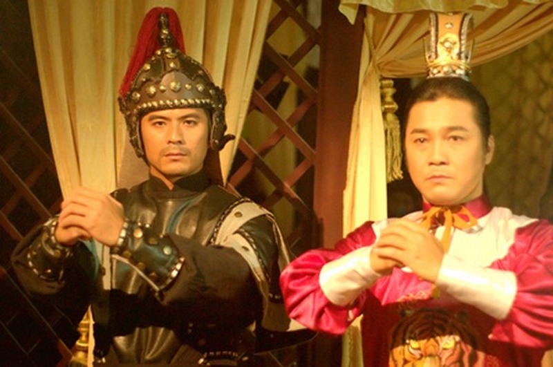 Lý Hùng vào vai vua Lý Thái Tổ (phải)