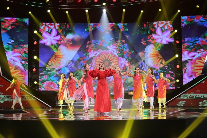 Minh Tuyết, Hoàng Thùy Linh, Wowy rực rỡ trên sân khấu Tết Tân Thời